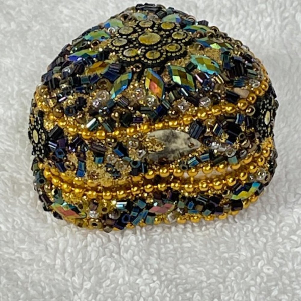 Small gold sequined metal ring box. - Picture 4 of 5